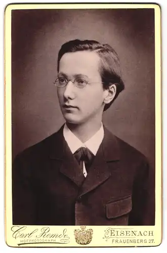 Fotografie Carl Remde, Eisenach, Frauenberg 27, Junger Mann mit Brille