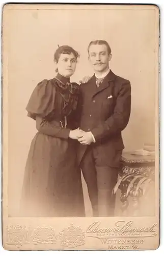 Fotografie Oscar Strensch, Wittenberg, Markt 14, Junges Paar in Sonntagskleidung, sich an Händen haltend