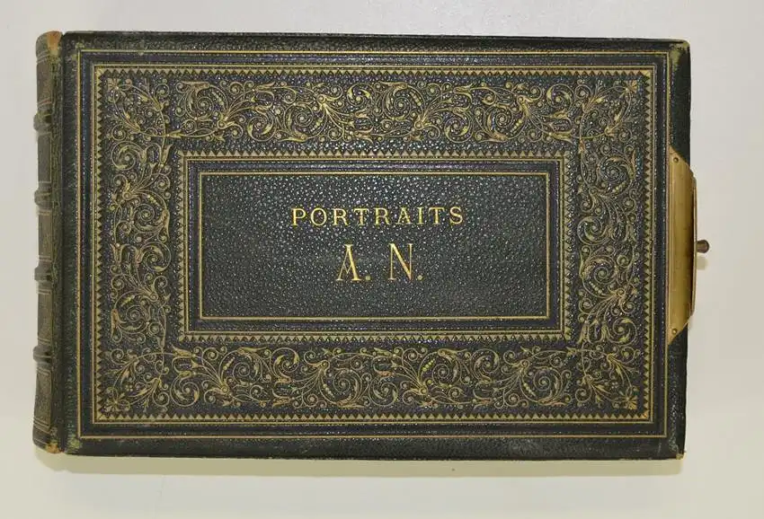 Fotoalbum Ledereinband mit Schriftzug Portraits A. N., 25 Goldschnittseiten für CDV-Fotos, Metallschliesse 0