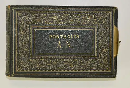 Fotoalbum Ledereinband mit Schriftzug Portraits A. N., 25 Goldschnittseiten für CDV-Fotos, Metallschliesse