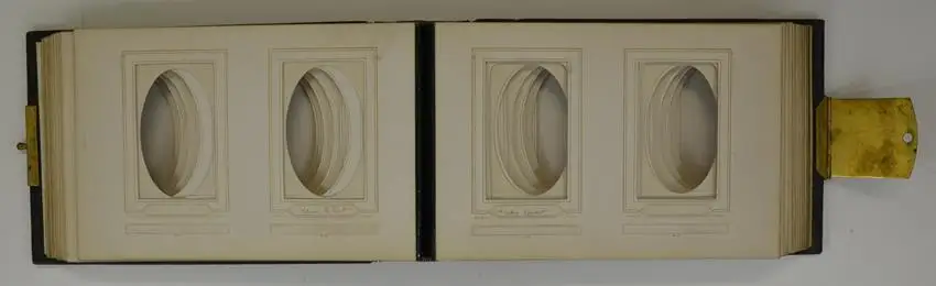 Fotoalbum Ledereinband mit Schriftzug Portraits A. N., 25 Goldschnittseiten für CDV-Fotos, Metallschliesse 1