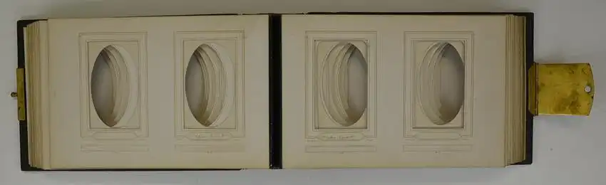 Fotoalbum Ledereinband mit Schriftzug Portraits A. N., 25 Goldschnittseiten für CDV-Fotos, Metallschliesse 1