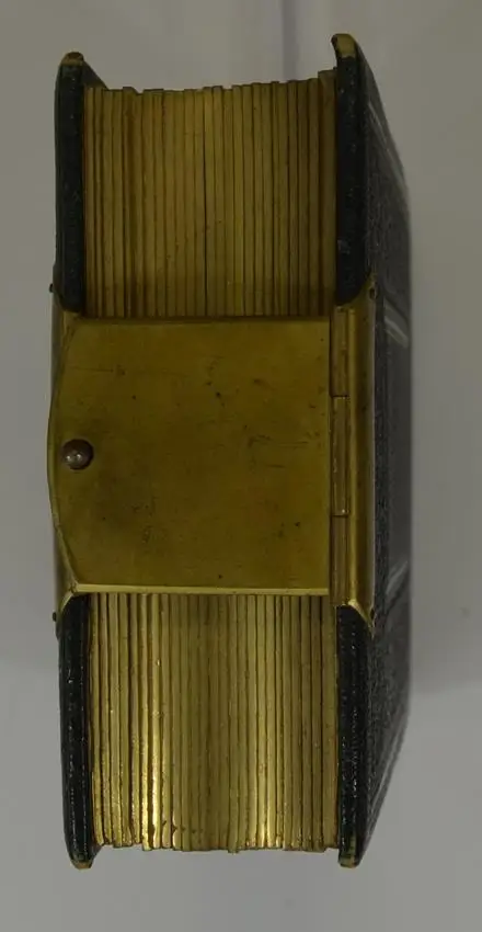 Fotoalbum Ledereinband mit Schriftzug Portraits A. N., 25 Goldschnittseiten für CDV-Fotos, Metallschliesse 2