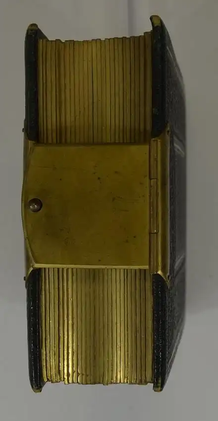 Fotoalbum Ledereinband mit Schriftzug Portraits A. N., 25 Goldschnittseiten für CDV-Fotos, Metallschliesse 2