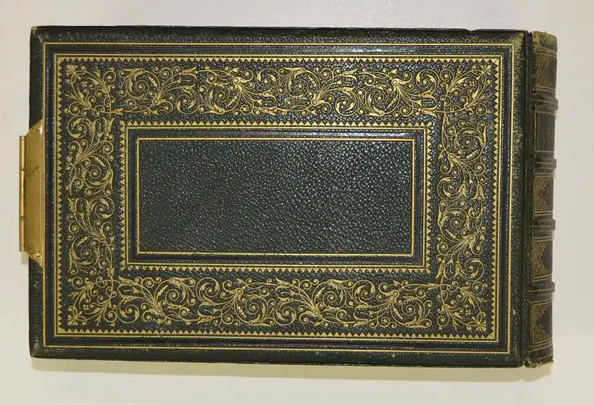 Fotoalbum Ledereinband mit Schriftzug Portraits A. N., 25 Goldschnittseiten für CDV-Fotos, Metallschliesse 3