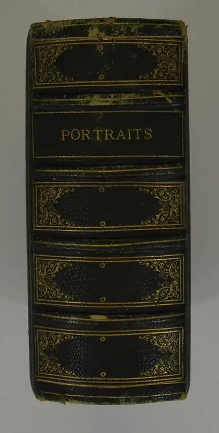 Fotoalbum Ledereinband mit Schriftzug Portraits A. N., 25 Goldschnittseiten für CDV-Fotos, Metallschliesse 4