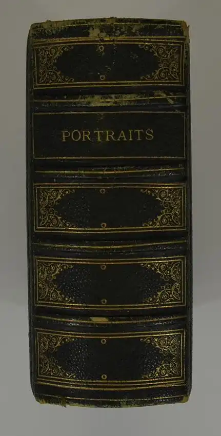 Fotoalbum Ledereinband mit Schriftzug Portraits A. N., 25 Goldschnittseiten für CDV-Fotos, Metallschliesse 4