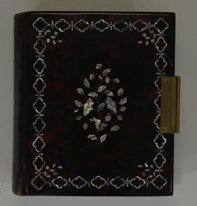 Fotoalbum Schildpatt mit Perlmutt-Einlage, 19 Silberschnittseiten jeweils 1 CDV-Foto, Metallschliesse Schloss 0