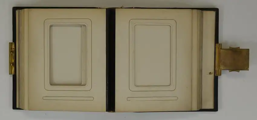 Fotoalbum Schildpatt mit Perlmutt-Einlage, 19 Silberschnittseiten jeweils 1 CDV-Foto, Metallschliesse Schloss 1