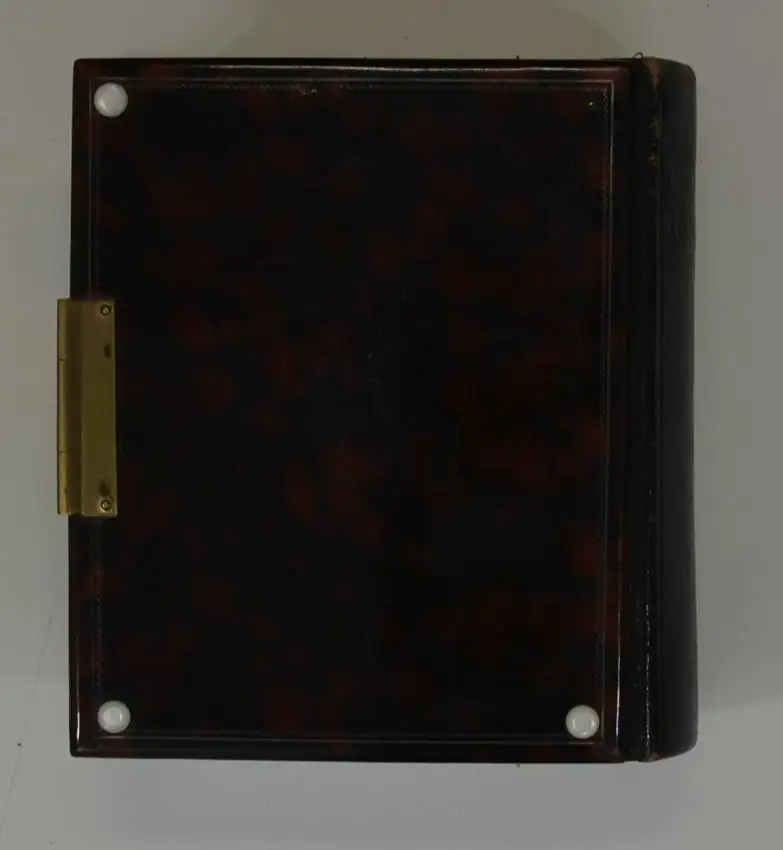 Fotoalbum Schildpatt mit Perlmutt-Einlage, 19 Silberschnittseiten jeweils 1 CDV-Foto, Metallschliesse Schloss 3