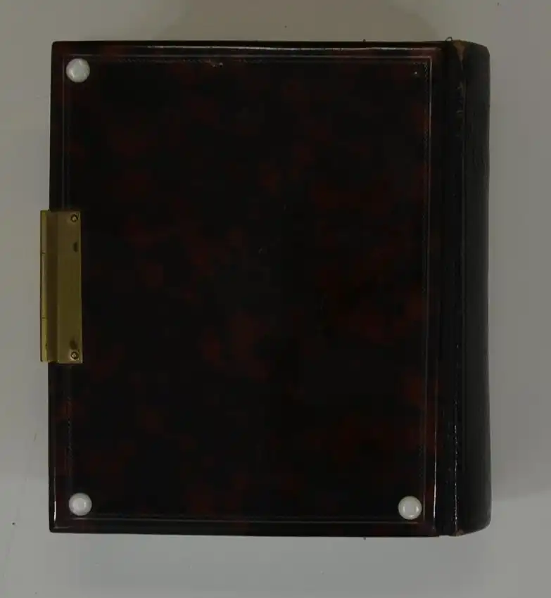 Fotoalbum Schildpatt mit Perlmutt-Einlage, 19 Silberschnittseiten jeweils 1 CDV-Foto, Metallschliesse Schloss 3