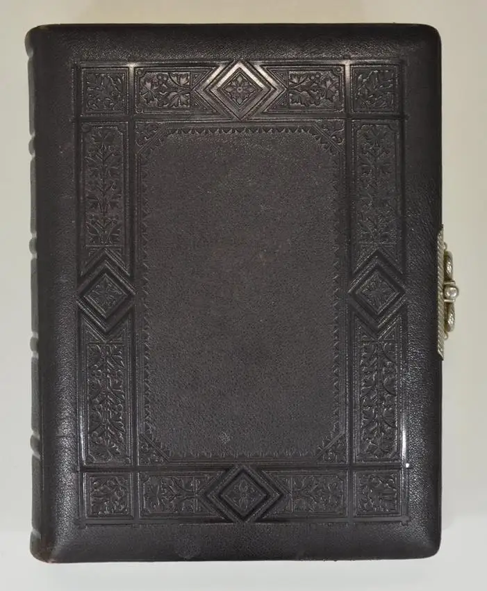 Fotoalbum im Ledereinband, Metallschliesse, Lithographische Innenseiten, 17 Goldschnittseiten für Kabinett und CDV-Fotos 0