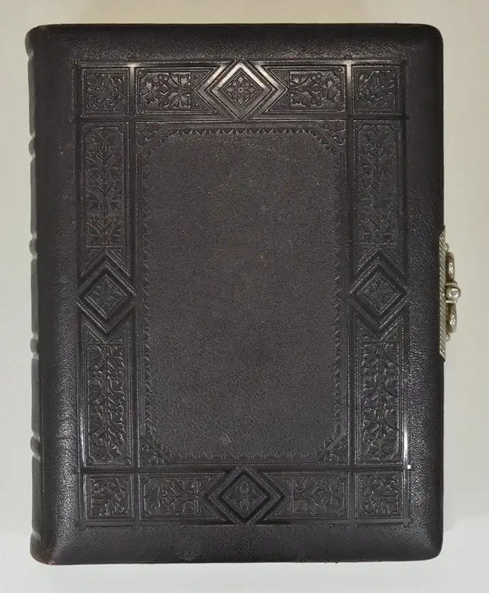 Fotoalbum im Ledereinband, Metallschliesse, Lithographische Innenseiten, 17 Goldschnittseiten für Kabinett und CDV-Fotos 0