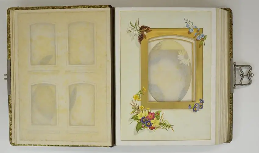 Fotoalbum im Ledereinband, Metallschliesse, Lithographische Innenseiten, 17 Goldschnittseiten für Kabinett und CDV-Fotos 1
