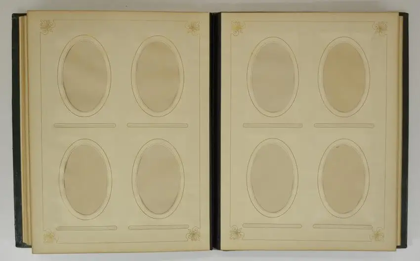 Fotoalbum im grünen Ledereinband, Album Familie Franz Schneibel 1883, 14 Goldschnittseiten für Kabinett und CDV-Fotos 1