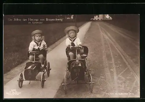AK Die Söhne des Herzogs von Braunschweig im Spielzeug-Automobil