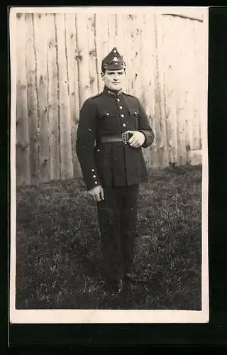 Foto-AK Estnischer Soldat in Uniform