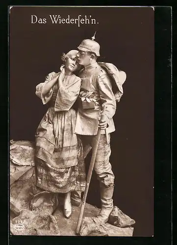 AK Menschliche Statue, Deutscher Soldat mit seiner Liebsten