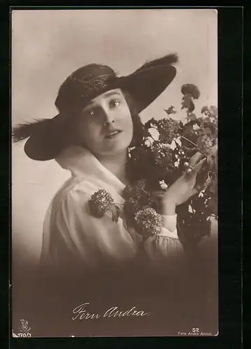 AK Schauspielerin Fern Andra mit grossem Hut und einem Blumenstrauss in der Hand