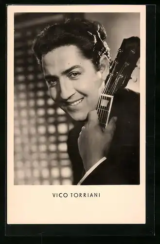 AK Schauspieler Vico Torriani mit einer Gitarre in der Hand
