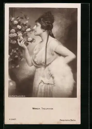 AK Schauspielerin Wanda Treumann in schönem Kostüm an Blumen riechend
