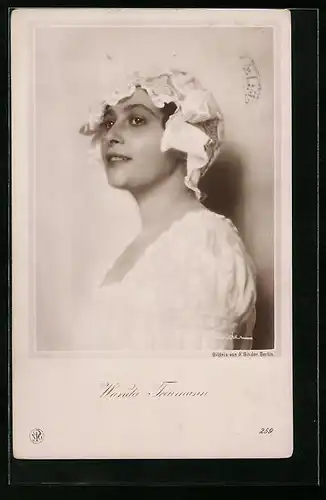 AK Schauspielerin Wanda Treumann mit weisser Kopfbedeckung