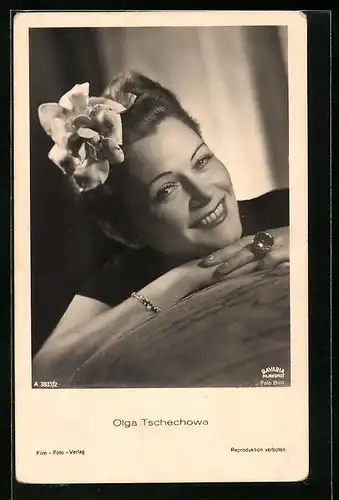 AK Schauspielerin Olga Tschechowa mit riesiger Blume im Haar