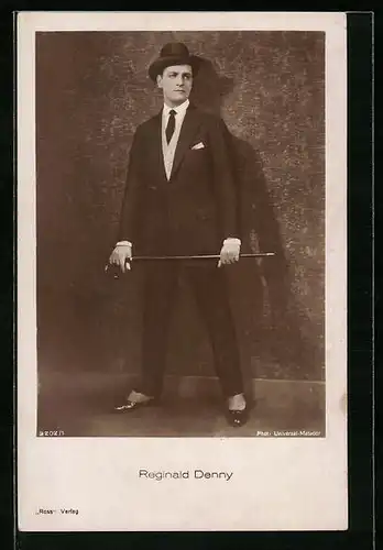 AK Schauspieler Reginald Denny im Anzug und mit Gehstock