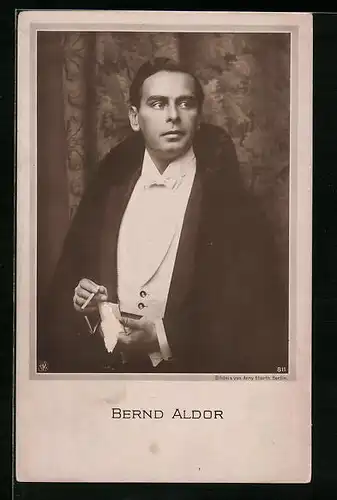 AK Schauspieler Bernd Aldor mit Zigarette in der Hand