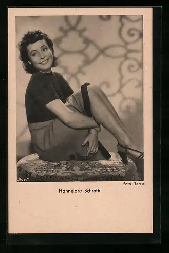 AK Schauspielerin Hannelore Schroth sitzt auf Tisch