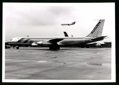 Fotografie Flugzeug Boeing 707, Passagierflugzeug der Sudan, Kennung ST-AFB