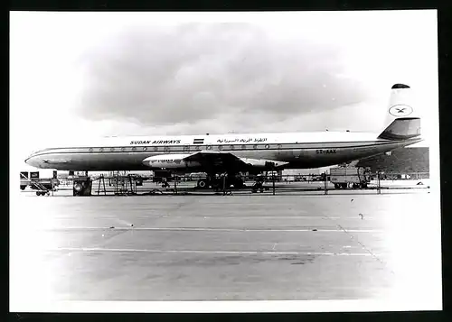 Fotografie Flugzeug Niederdecker, Passagierflugzeug der Sudan Airways, Kennung ST-AAX