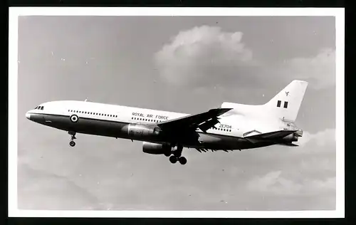 Fotografie Flugzeug Boeing 727, Militärflugzeug Royal Air Force Transport Command, Kennung ZE704