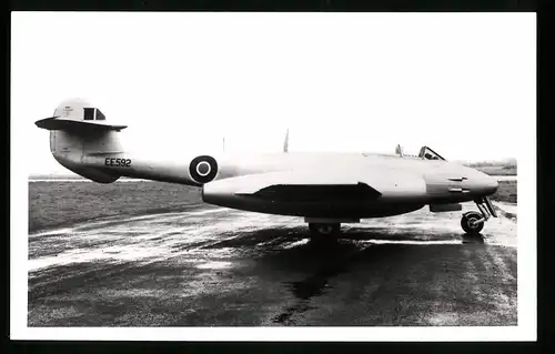 Fotografie Flugzeug Gloster Meteor F4, Militärflugzeug der Royal Air Force, Kennung EE592