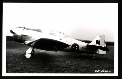 Fotografie Flugzeug Harvard MK III, Militärflugzeug der Royal Air Force, Kennung EZ418