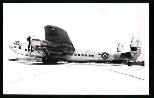 Fotografie Flugzeug Avro York C.I., Militärflugzeug der Royal Air Force, Kennung MW101