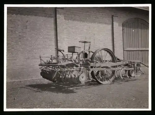 Fotografie Landwirtschaftliches Gerät zum Anbau an einen Traktor - Schlepper