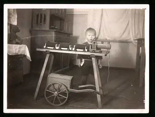 Fotografie Knabe mit Spielzeug-Eisenbahn, Postwagen & Teddybär