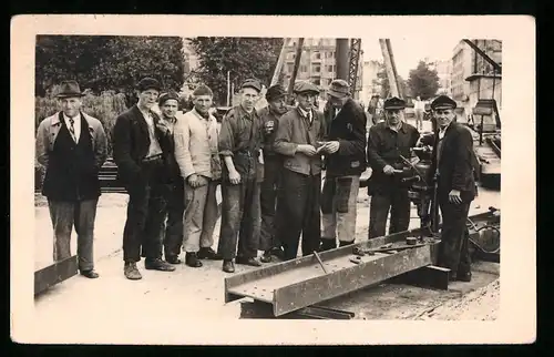 Fotografie Strassenbau, Bauarbeiter auf einer Baustelle