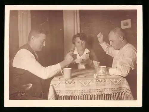 Fotografie Kartenspiel, Trio spielt Skat