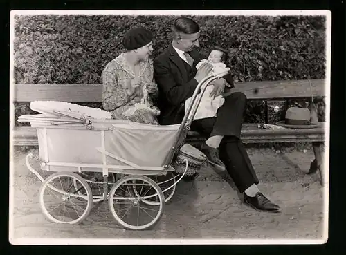 Fotografie Mutterglück, Elternpaar mit Baby und Kinderwagen in einem Park in Berlin-Kreuzberg 1929