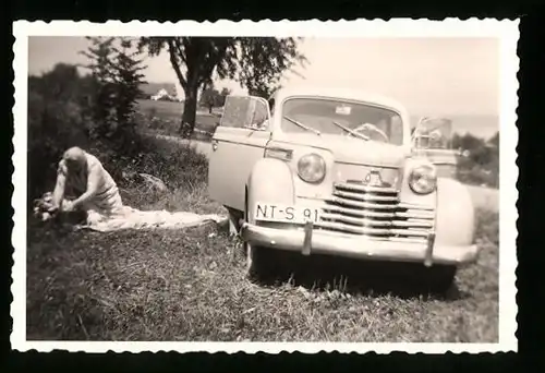 Fotografie Auto Opel, Vorbereitung zum Mittagessen 1960