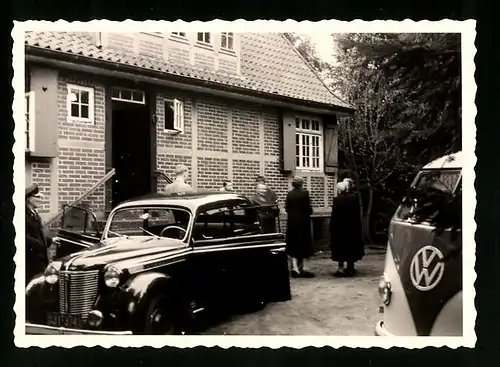 Fotografie Auto Opel & VW Bulli T1, PKW's vor einem Haus geparkt