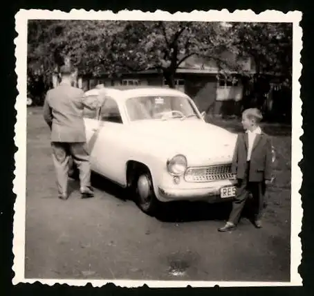 Fotografie Auto Wartburg 311, Vater & Sohn stehen am PKW