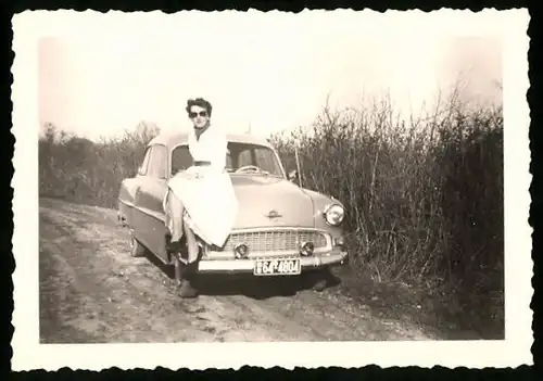 Fotografie Auto Opel Rekord, Dame im weissen Kleid auf Kotflügel sitzend