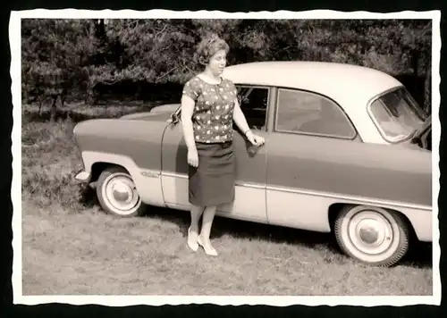 Fotografie Auto Ford Taunus, junge Hausfrau am PKW