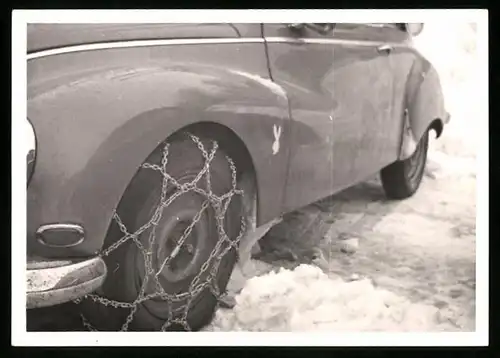 Fotografie Auto DKW, PKW mit Schneekette & Playboy-Aufkleber