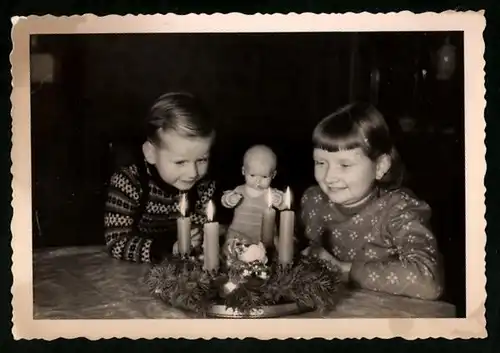 Fotografie 4.Advent, Kinder mit Puppe bestaunen Adventskranz