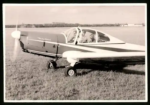 Fotografie Flugzeug, Niederdecker Propellermaschine mit Aufschrift Mala-Sokhol