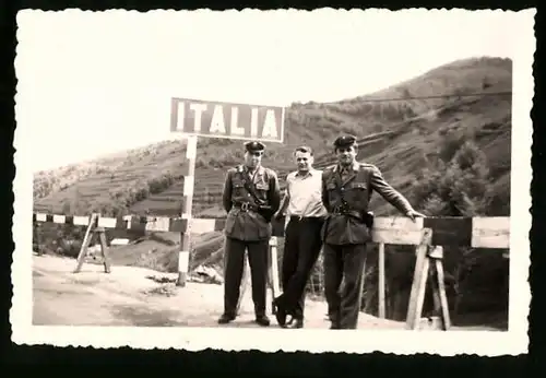 Fotografie Grenzübergang nach Italien, Grenzsoldaten in Uniform